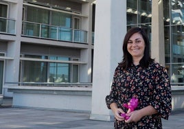 Montesclaros Hortigüela posa con uno de los juguetes que utilizó durante su tesis doctoral.