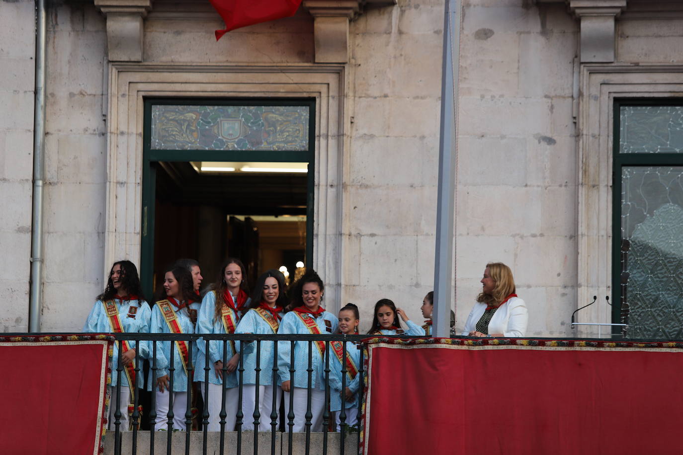 El pregón y la bomba anunciadora de Sampedros, en imágenes