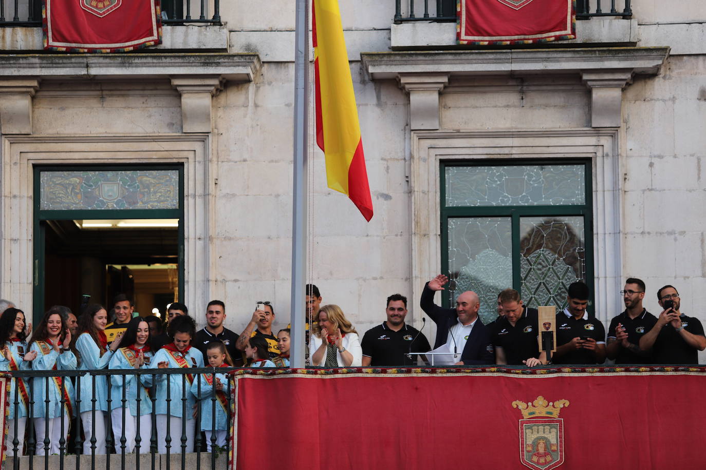 El pregón y la bomba anunciadora de Sampedros, en imágenes