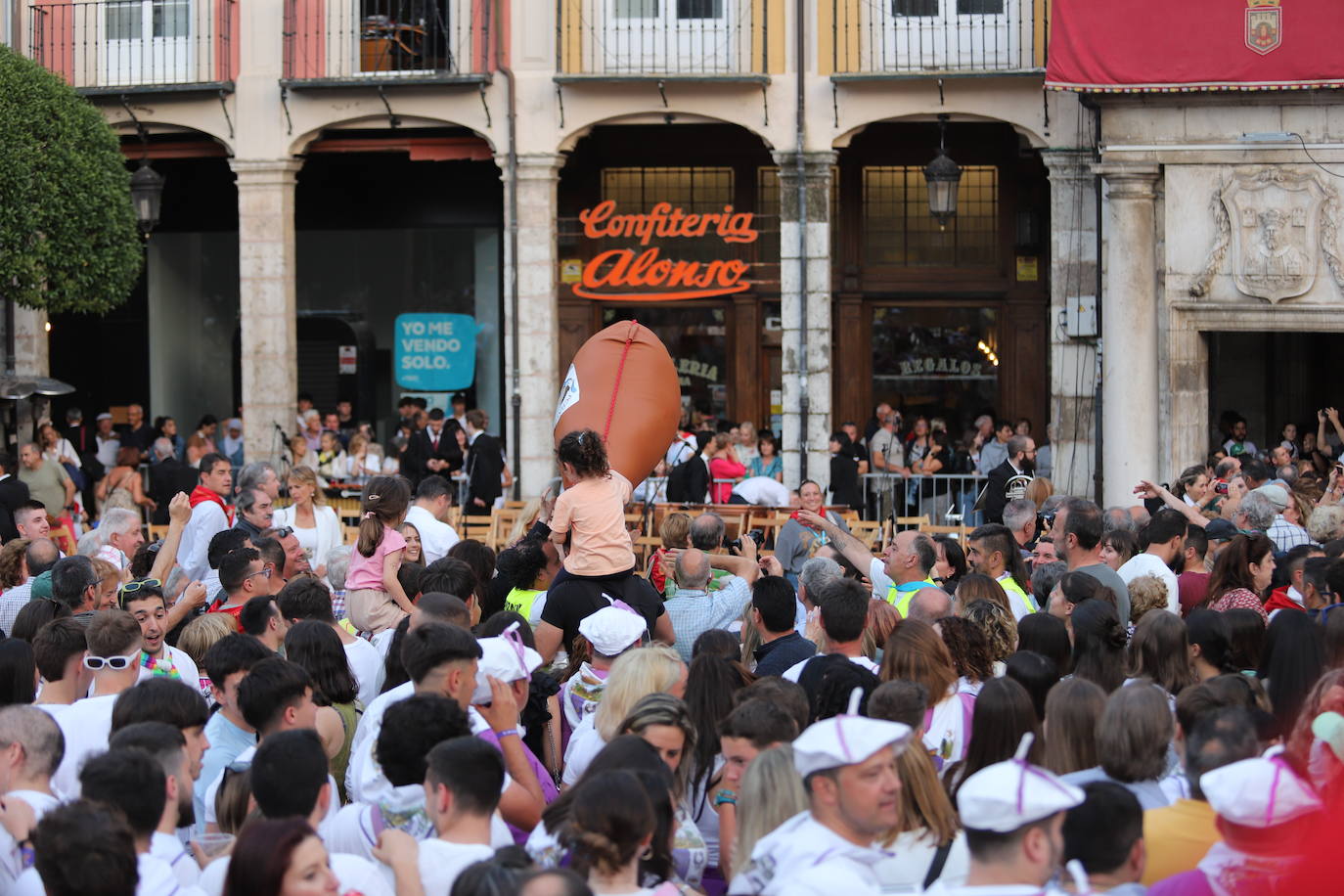 El pregón y la bomba anunciadora de Sampedros, en imágenes