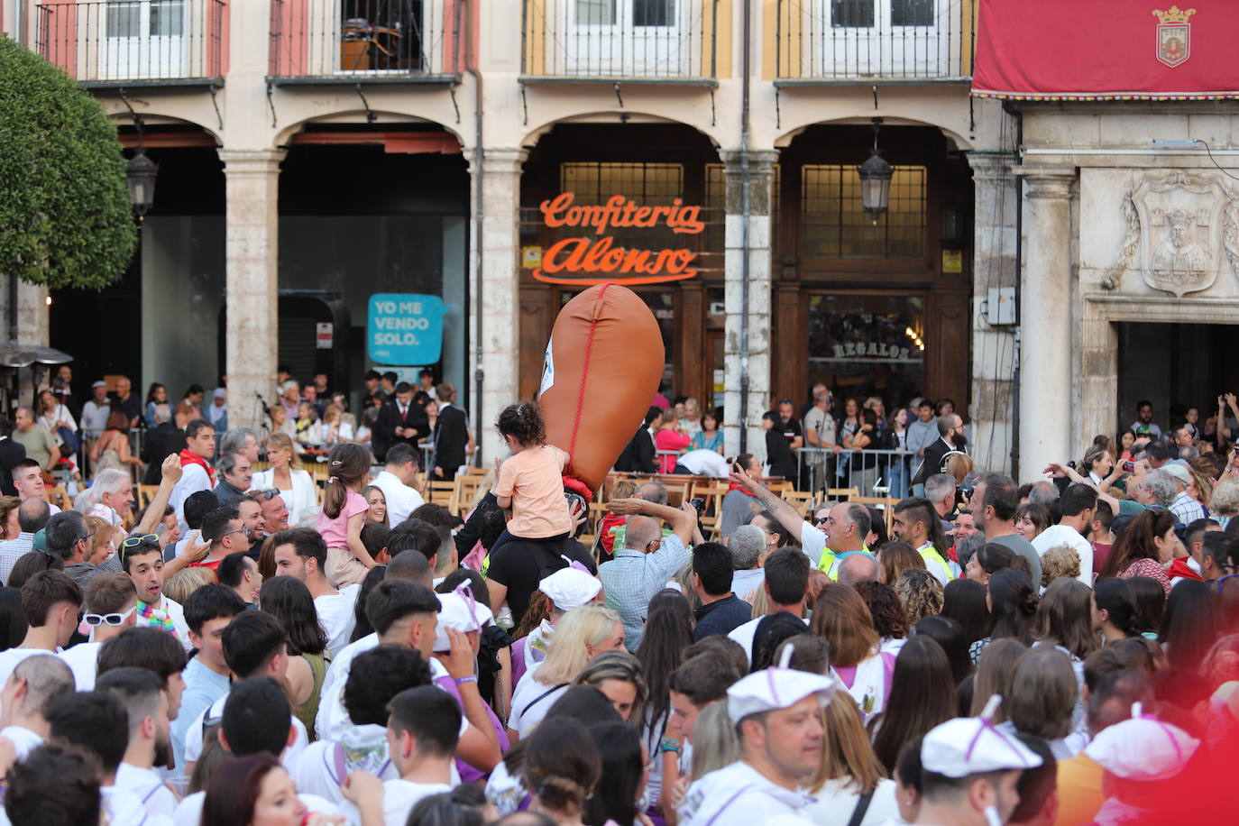 El pregón y la bomba anunciadora de Sampedros, en imágenes