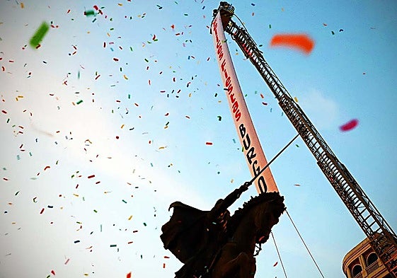 La gran pancarta desplegada por los Bomberos de Burgos