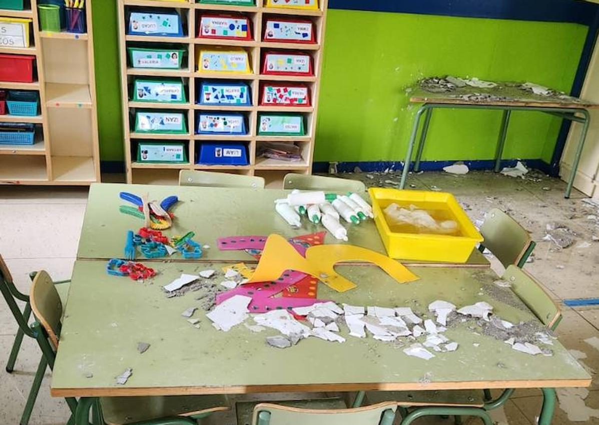 Imagen secundaria 1 - La tromba de agua provoca el derrumbe del techo de cuatro aulas de un colegio de Burgos