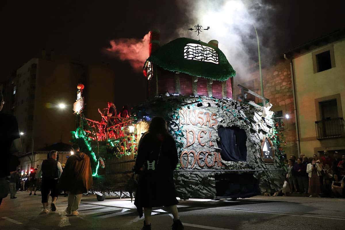 Conoce las carrozas que han animado la Cabalgata nocturna de Sampedros