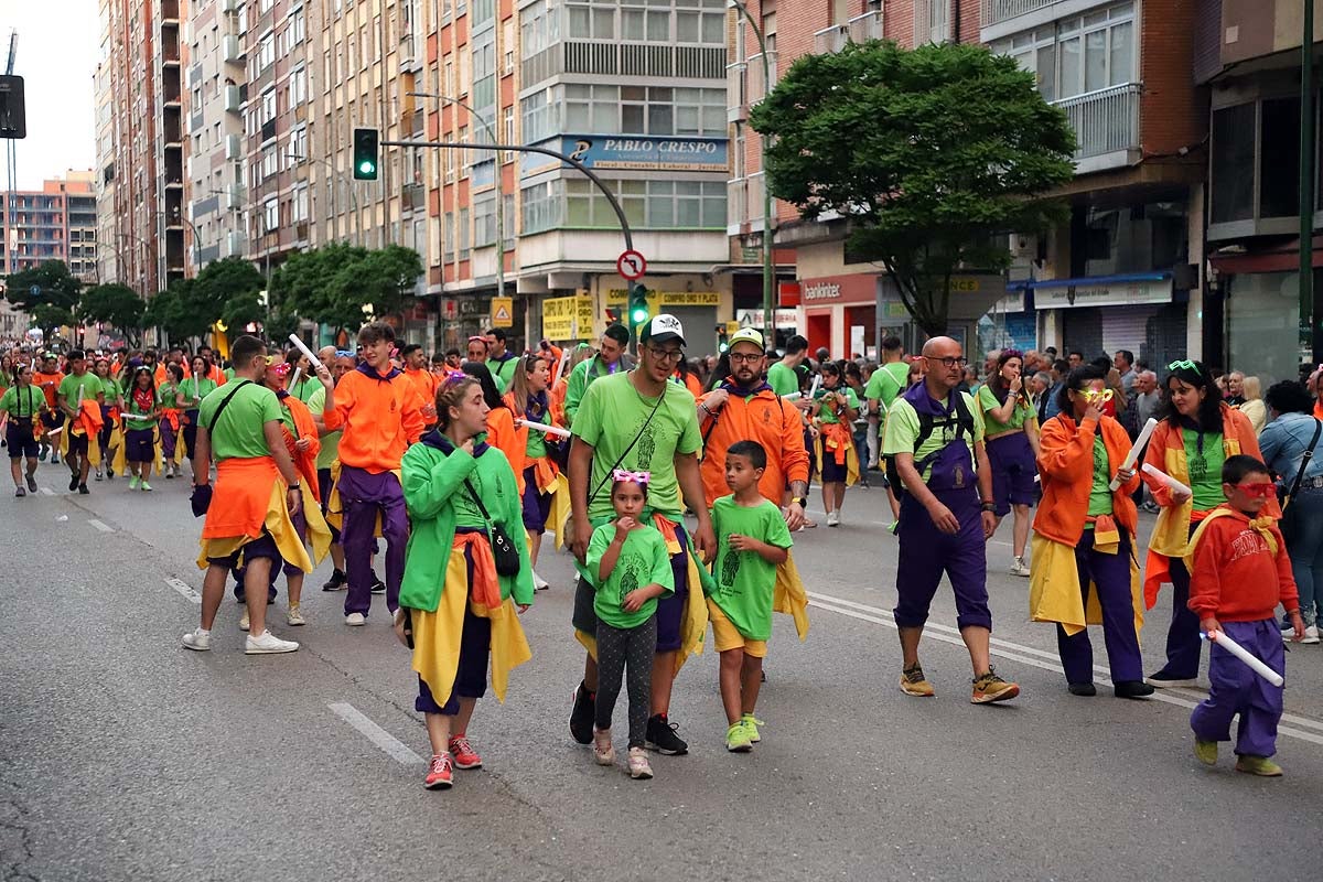 Las peñas ponen el ritmo al desfile de Sampedros