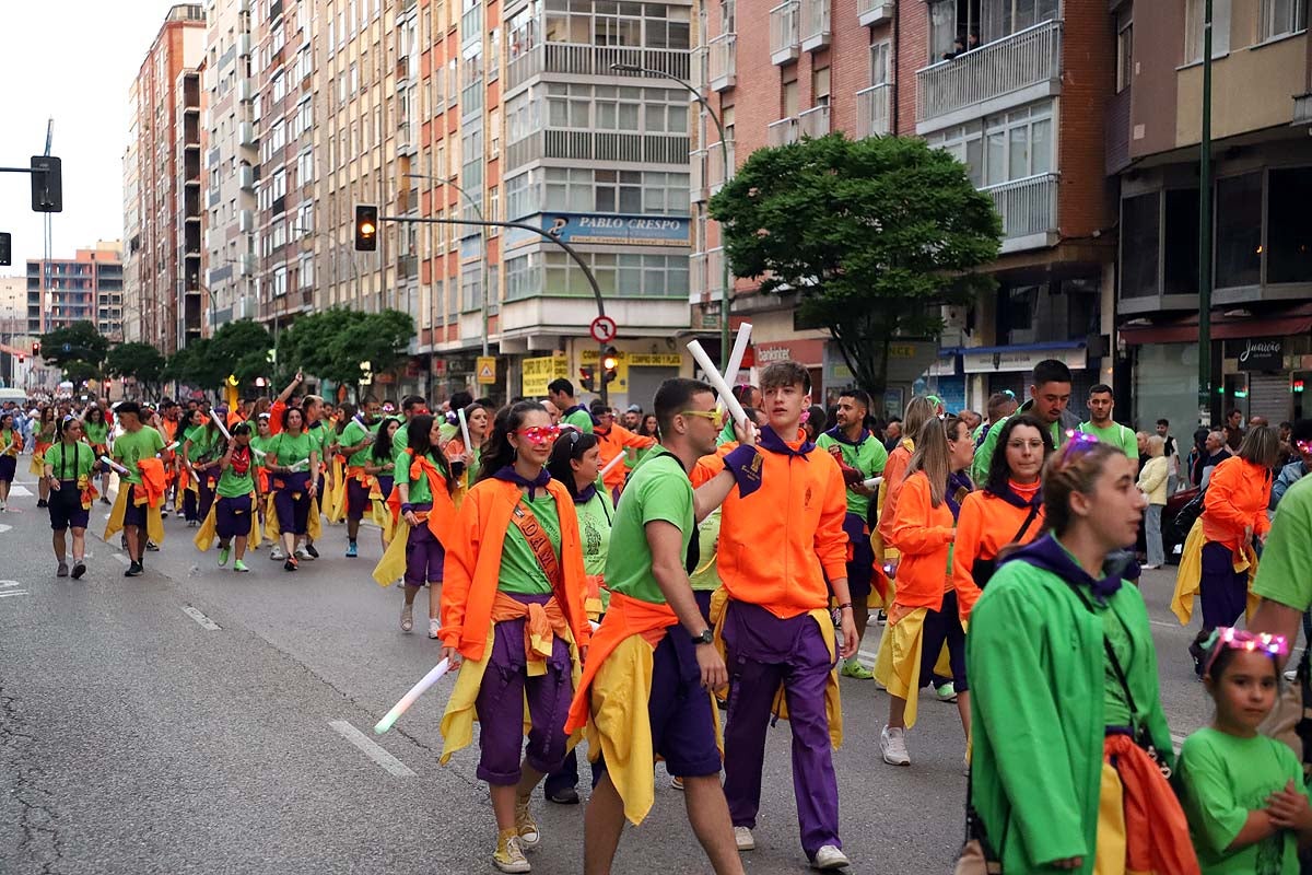 Las peñas ponen el ritmo al desfile de Sampedros