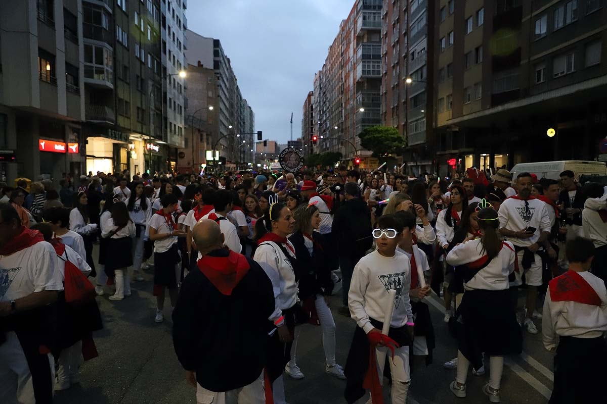 Las peñas ponen el ritmo al desfile de Sampedros