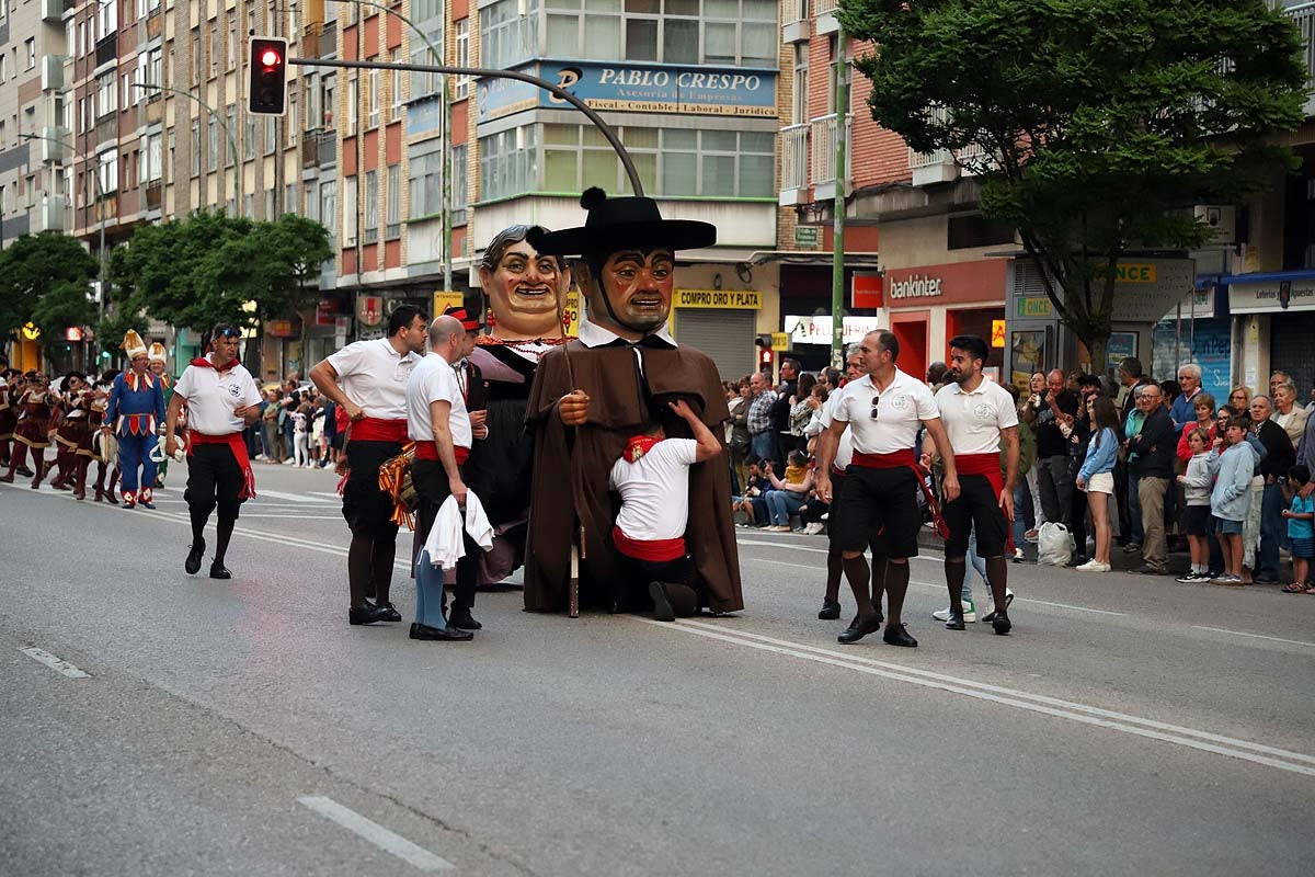 Las peñas ponen el ritmo al desfile de Sampedros