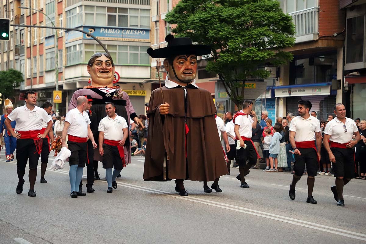 Las peñas ponen el ritmo al desfile de Sampedros