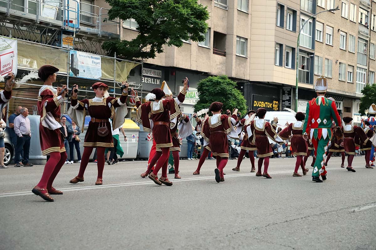 Las peñas ponen el ritmo al desfile de Sampedros