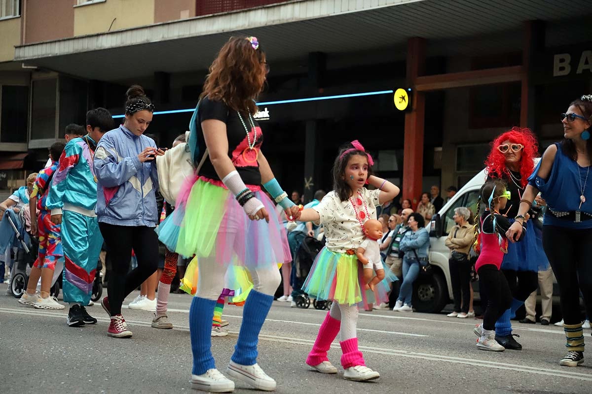 Las peñas ponen el ritmo al desfile de Sampedros