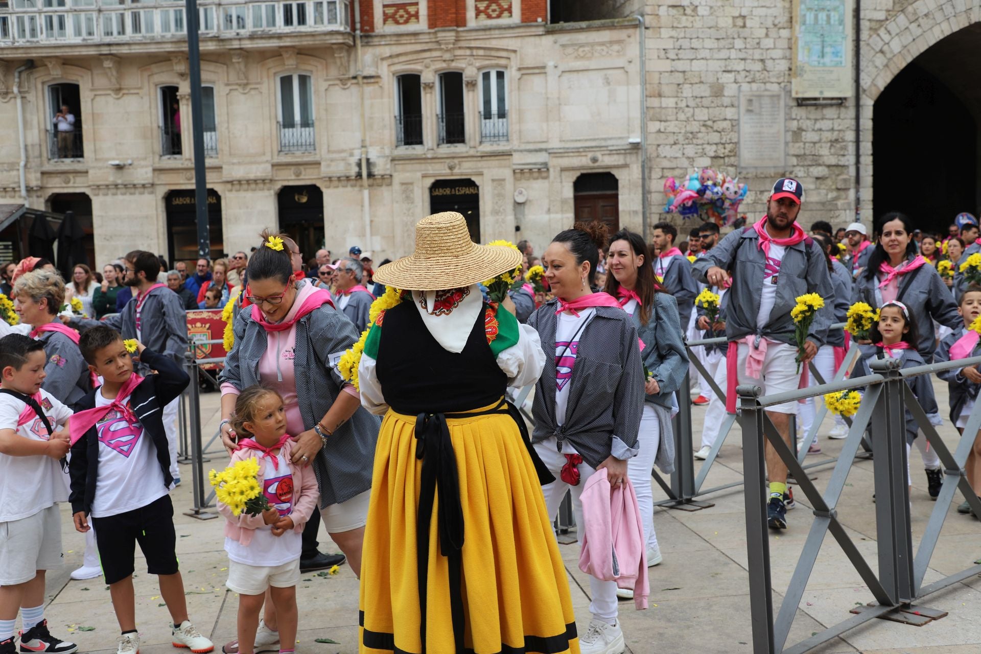 Así ha sido la Ofrenda Floral de los Sampedros en Burgos