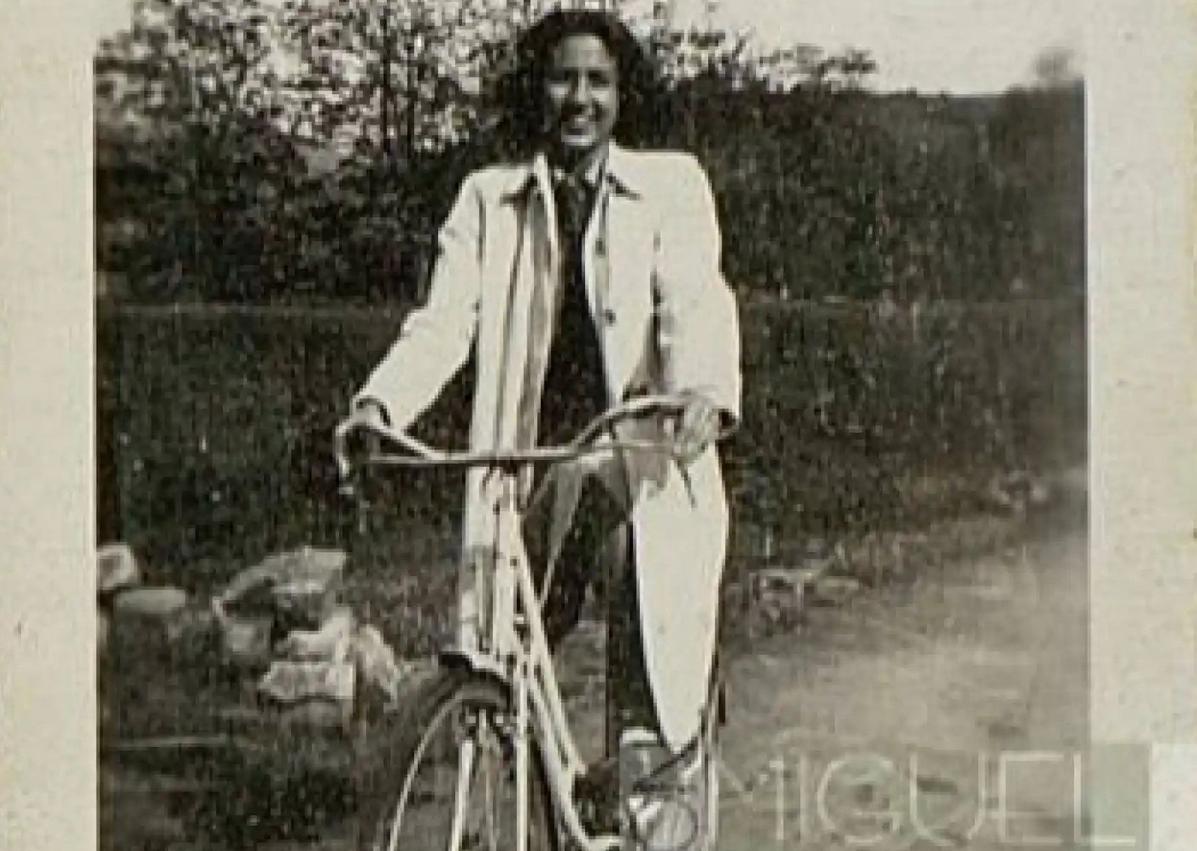 Imagen secundaria 1 - Escultura de Delibes en Sedano, Ángeles de Castro, mujer de Delibes, y este en bicicleta. 