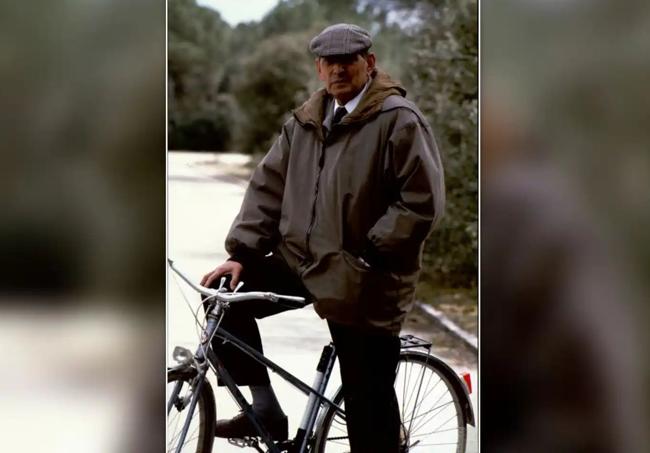 Miguel Delibes con su bicicleta.