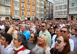 La plaza de la Catedral estaba abarrotada para cantar el Himno a Burgos.