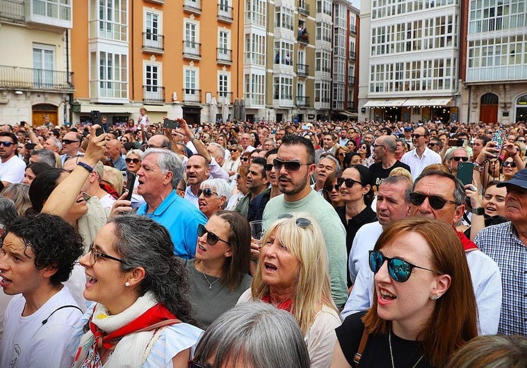 La plaza de la Catedral estaba abarrotada para cantar el Himno a Burgos.