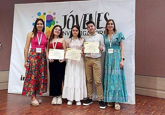Sandra Gómez, Diego Guinea y Alba Sáez, en el centro, los alumnos premiados del IES Pintor Luiz Sáez.