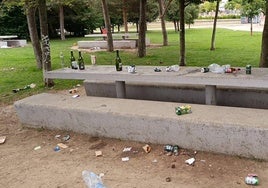 Estado de una zona del entorno del antiguo hangar tras una noche de fiesta.