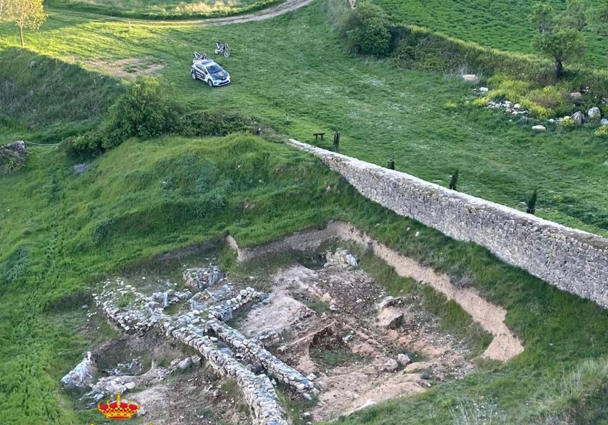 La Guardia Civil en el lugar en el que sorprendieron a los piteros.