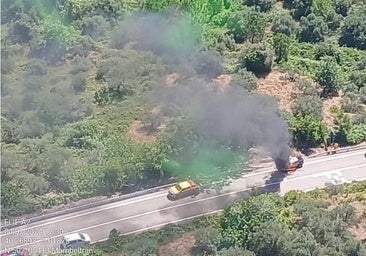 Extinguido el incendio en Mombeltrán originado por el fuego que sufrió un turismo