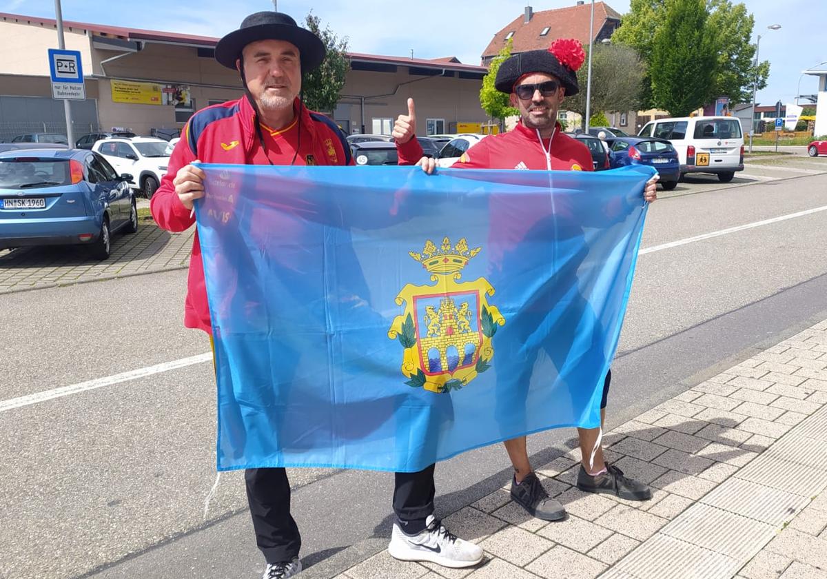 Jose Antonio Fuertes, Concejal de Festejos de Aranda de Duero y Paco Cuevas, informático de Aranda de Duero animando a La Roja en Alemania.