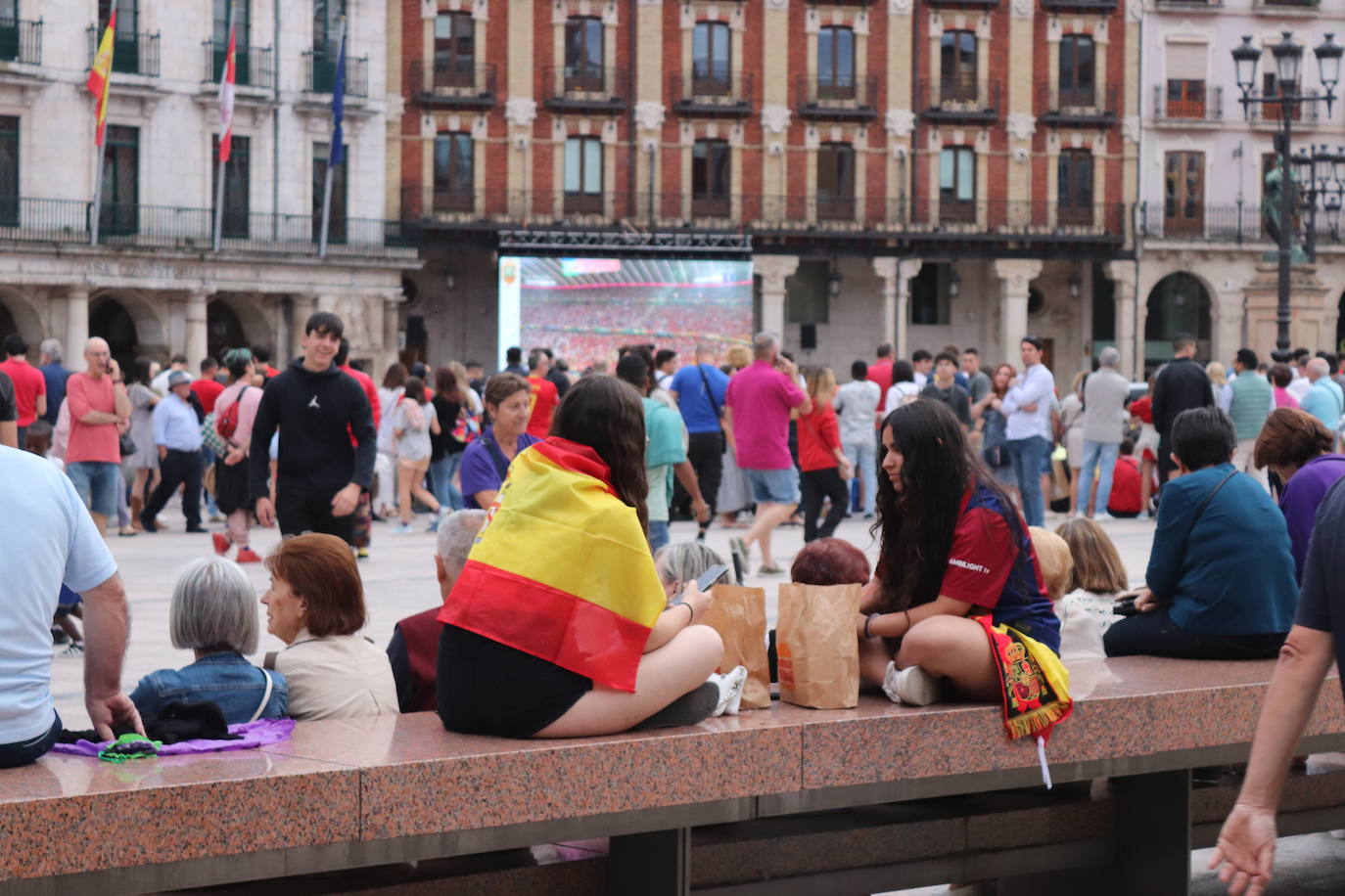 Cientos de burgaleses disfrutan de La Roja en la Plaza Mayor