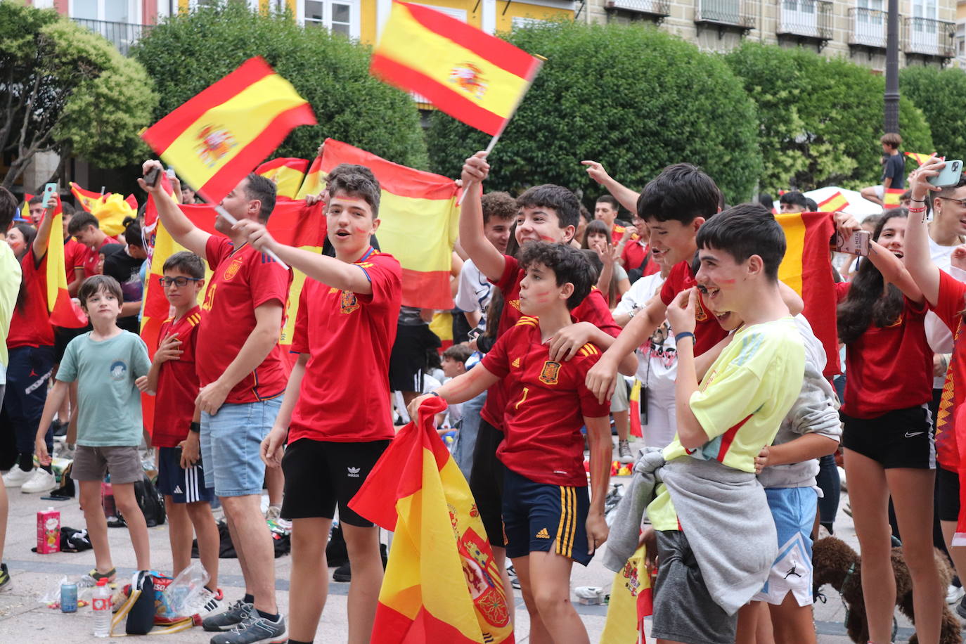 Cientos de burgaleses disfrutan de La Roja en la Plaza Mayor