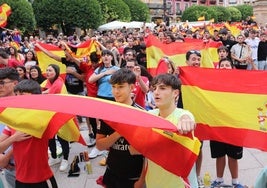 Cientos de burgaleses se dieron cita en la Plaza Mayor.