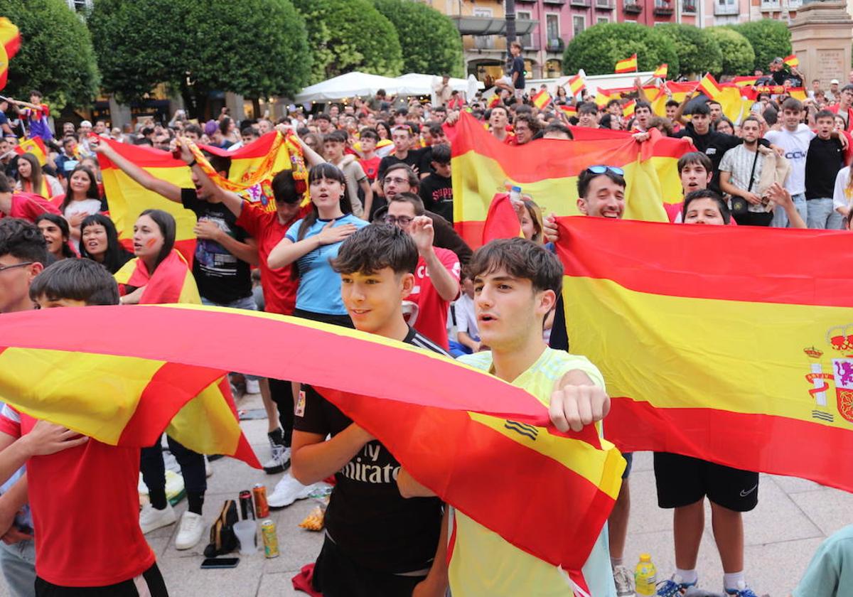 Cientos de burgaleses se dieron cita en la Plaza Mayor.