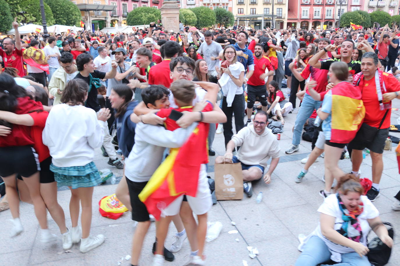 Cientos de burgaleses disfrutan de La Roja en la Plaza Mayor