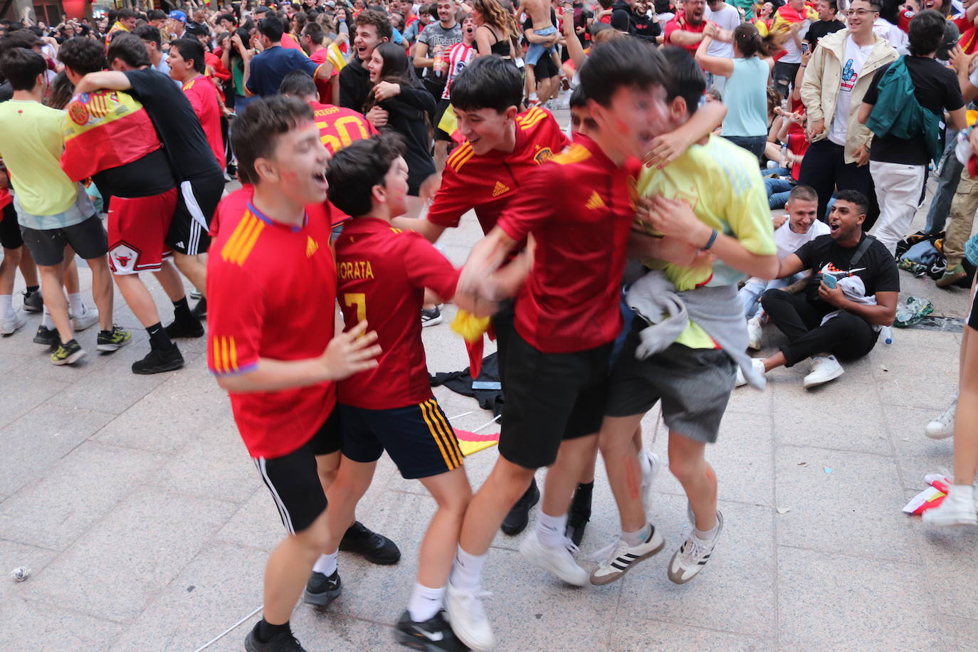 Cientos de burgaleses disfrutan de La Roja en la Plaza Mayor