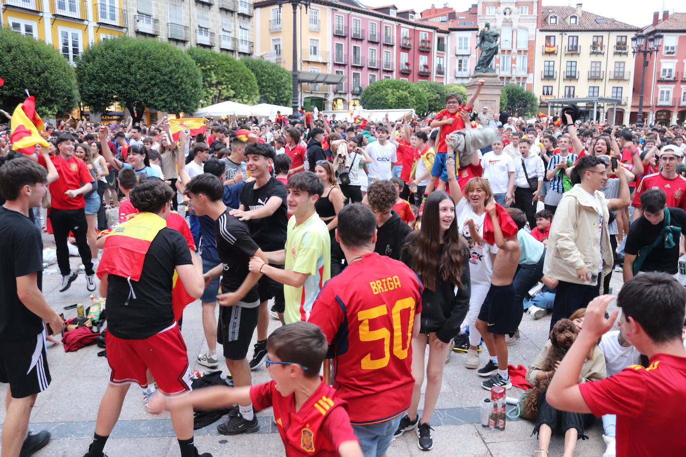 Cientos de burgaleses disfrutan de La Roja en la Plaza Mayor