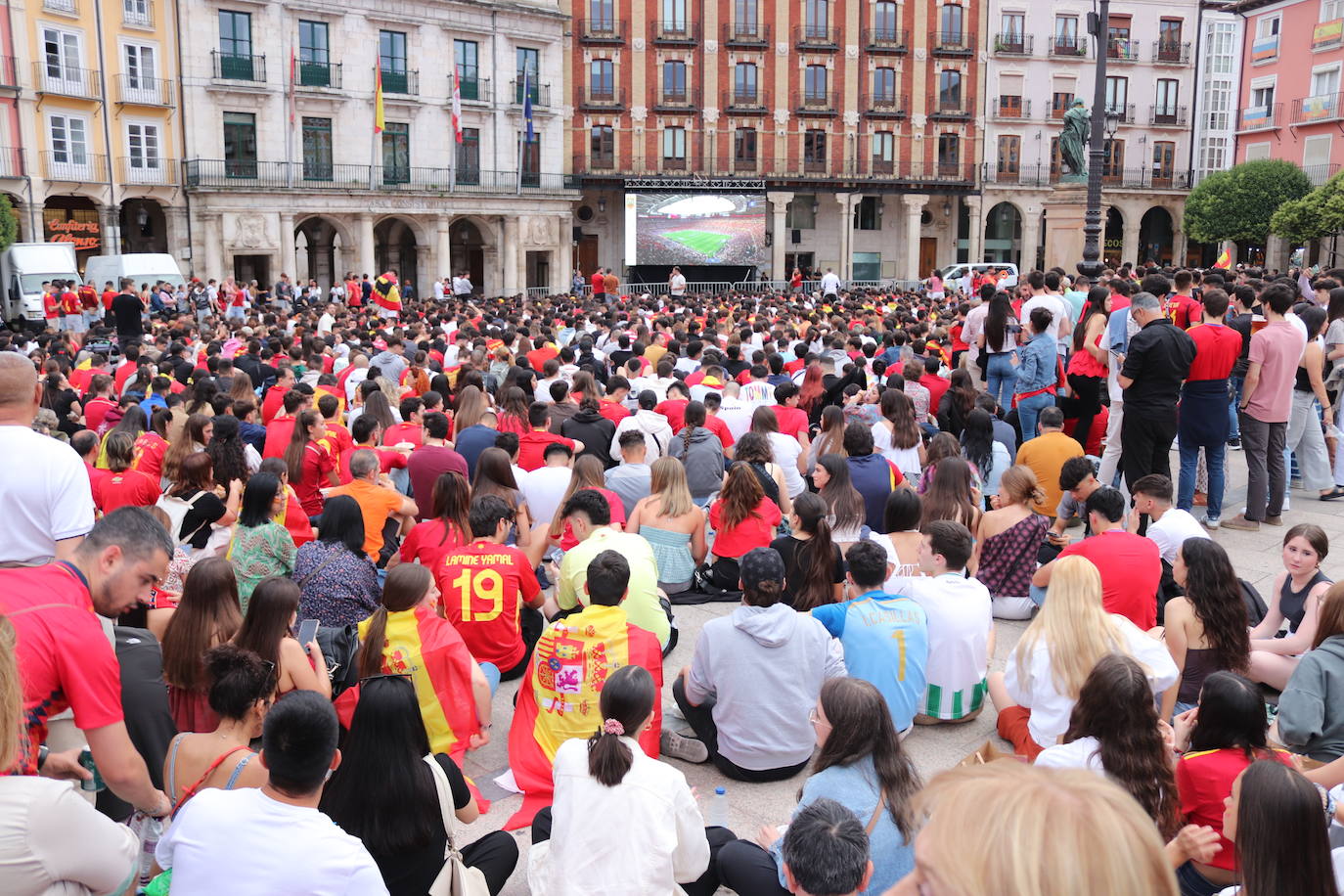 Cientos de burgaleses disfrutan de La Roja en la Plaza Mayor