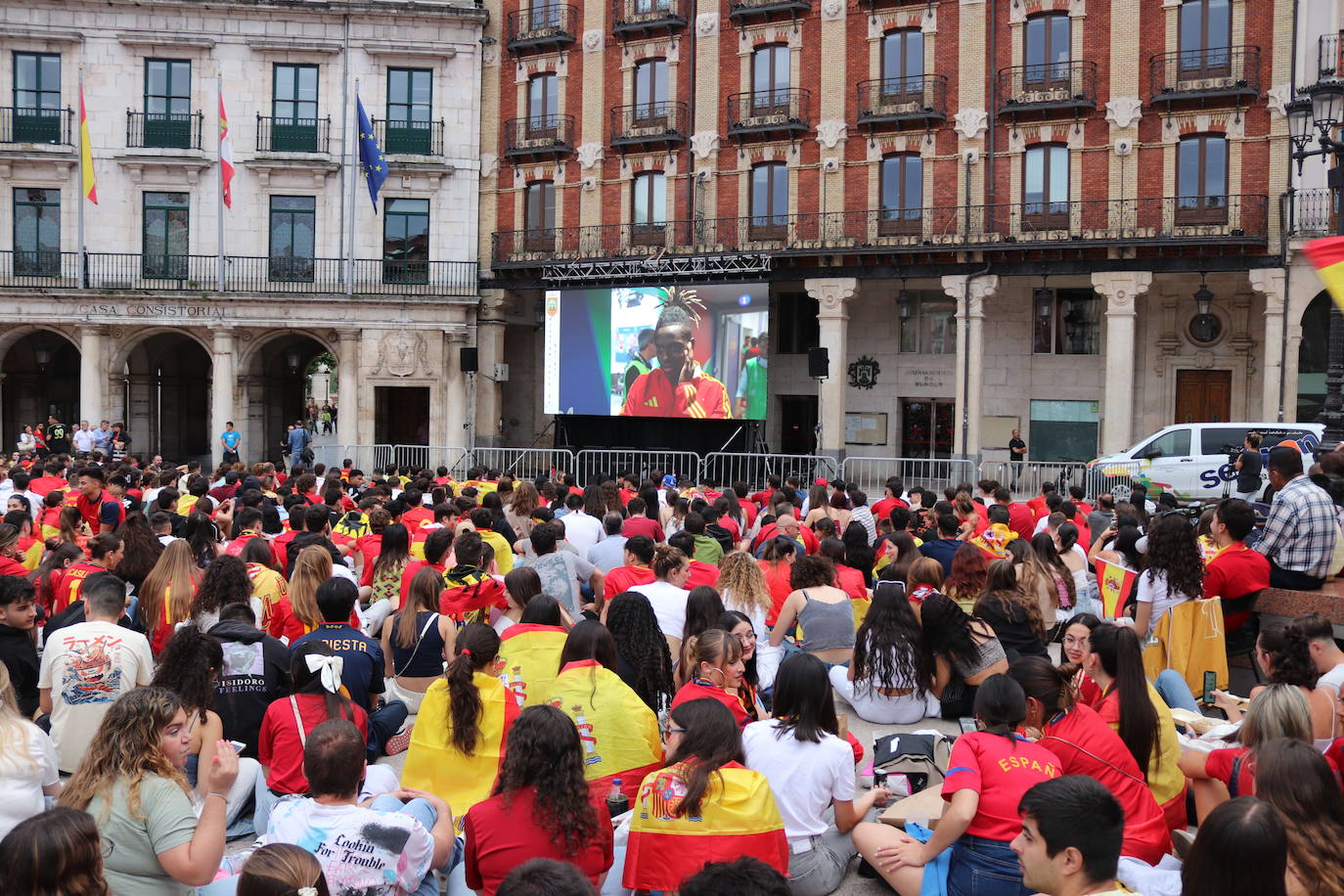 Cientos de burgaleses disfrutan de La Roja en la Plaza Mayor