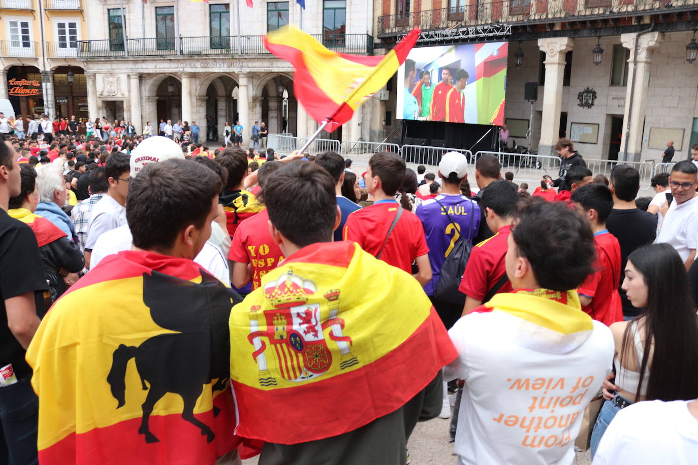 Cientos de burgaleses disfrutan de La Roja en la Plaza Mayor