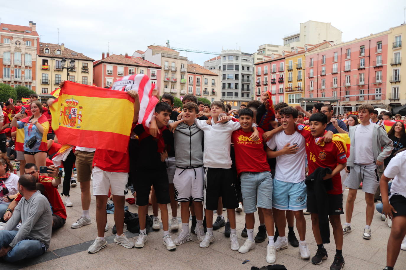 Cientos de burgaleses disfrutan de La Roja en la Plaza Mayor