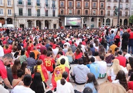 Ambiente en la plaza Mayor de Burgos en las semifinales de la Eurocopa.