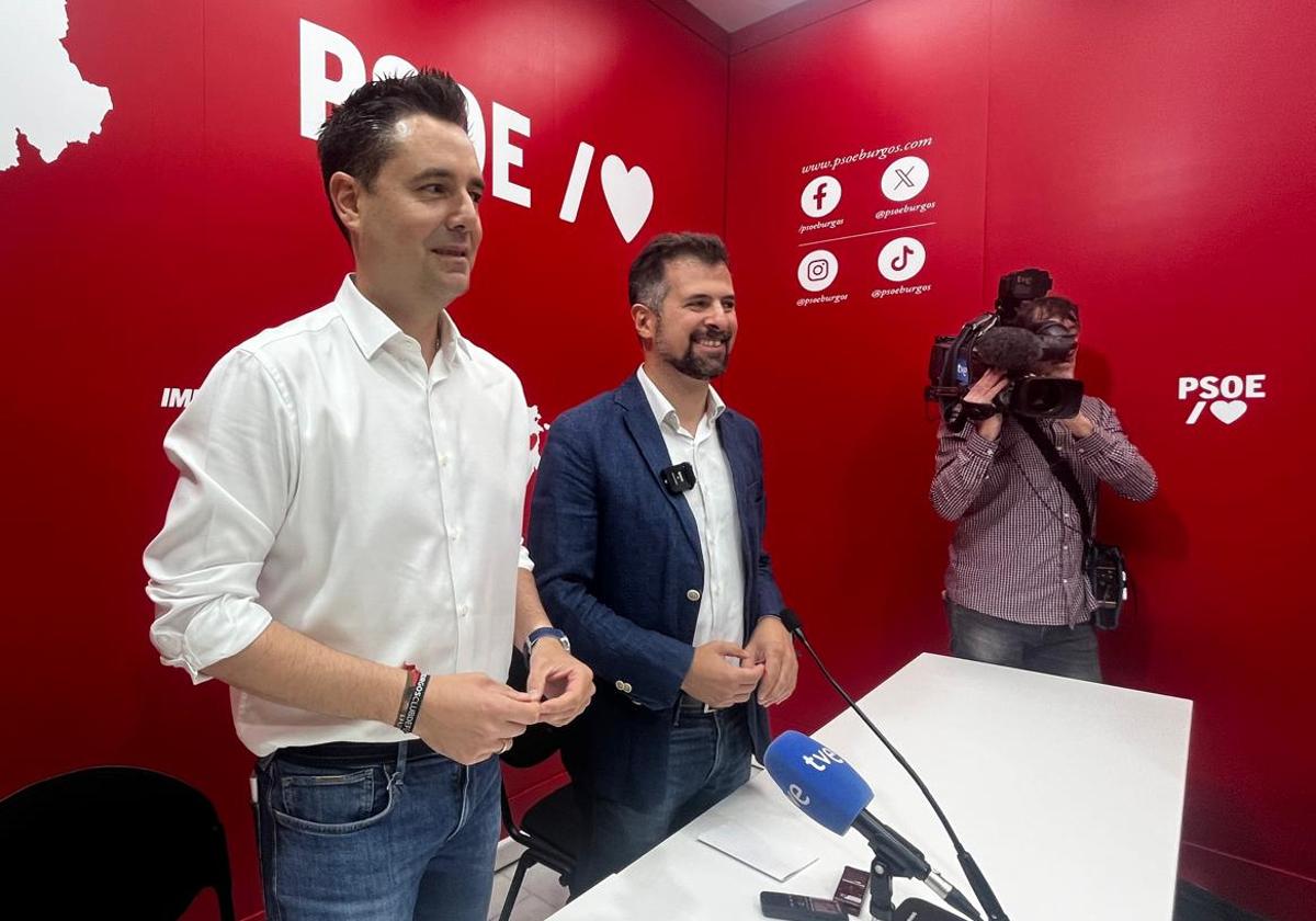 Daniel de la Rosa, portavoz municipal del PSOE y el líder regional Luis Tudanca.