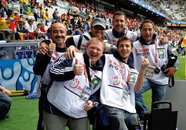 A la izquierda Félix Ordóñez junto a los fotógrafos de la Euro en 2008.