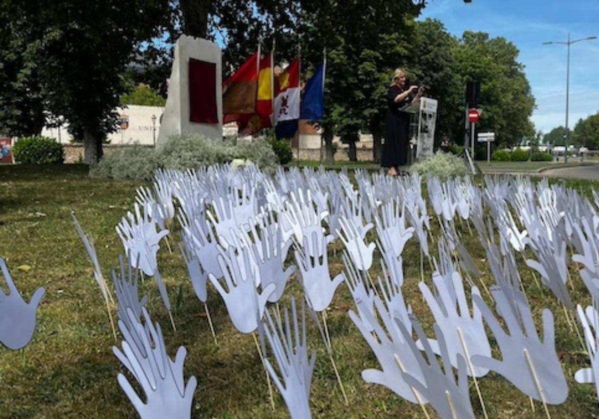 Un momento del acto de homenaje en la glorieta recién nombrada.