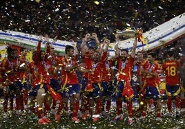 Los jugadores de la selección española con el trofeo durante la celebración de la victoria de la Eurocopa, tras vencer a Inglaterra.