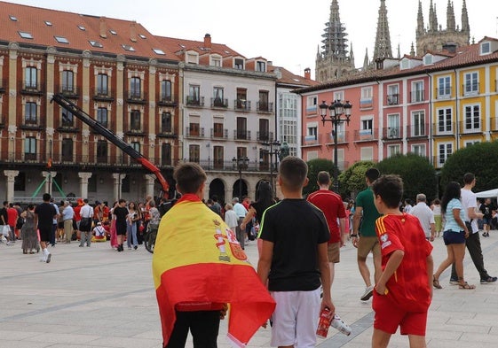 La Plaza Mayor sin la pantalla gigante pero con aficionados.