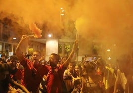 Los burgaleses se bañan en la fuente de los Delfines para celebrar la Eurocopa.