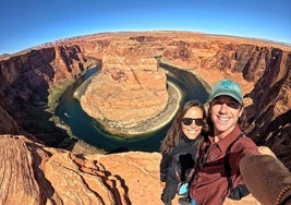 Scheherezade y Carlos en la Curva de la Herradura o Horseshoe Bend en Arizona.