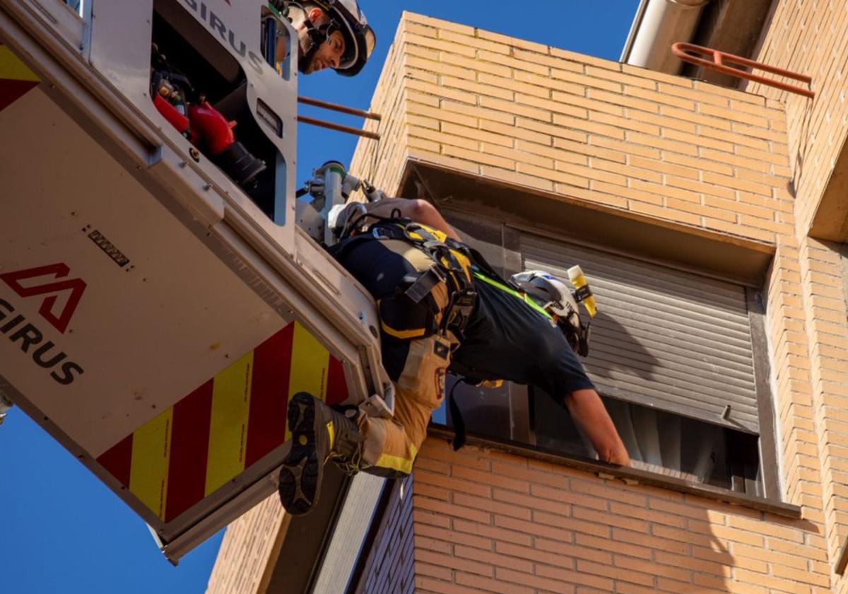 Los Bomberos intentan acceder a una casa en Burgos por la ventana.