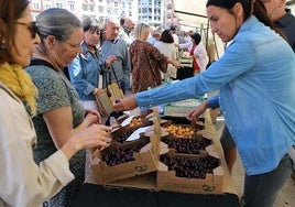 Los vendedores animan a los clientes a probar su producto