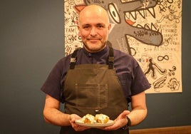 Fernando, propietario del restaurante Mushroom, con sus champis rellenos