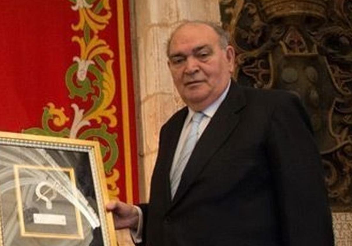 José María Peña, recibiendo el Báculo de Oro de la ciudad.