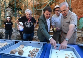 Mañueco junto a los codirectores del Proyecto Atapuerca, de izquierda a derecha, Juan Luis Arsuaga, Eudald Carbonell y José María Bermúdez de Castro.