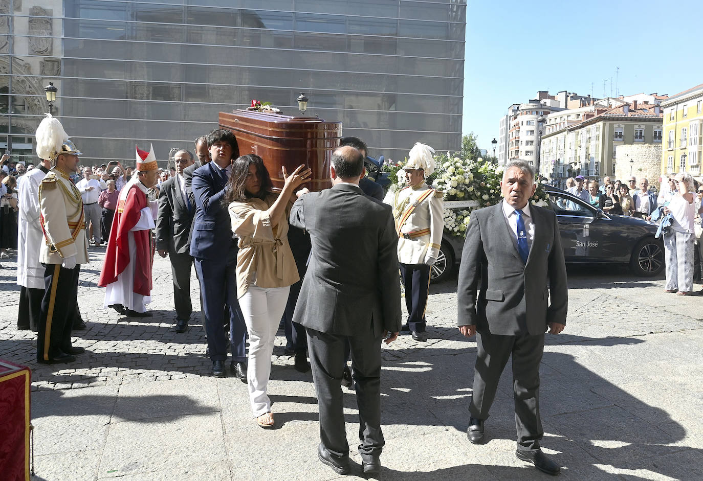 Imagen secundaria 1 - Burgos da el último adiós a su alcalde más longevo, José María Peña